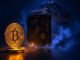 Bitcoin miners resist selling amid declining earnings