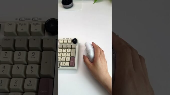 Scroll to the moon 🌕 #web3 #webdesign #uxdesign #spline #designinspiration #webdesign #3d #3ddesign